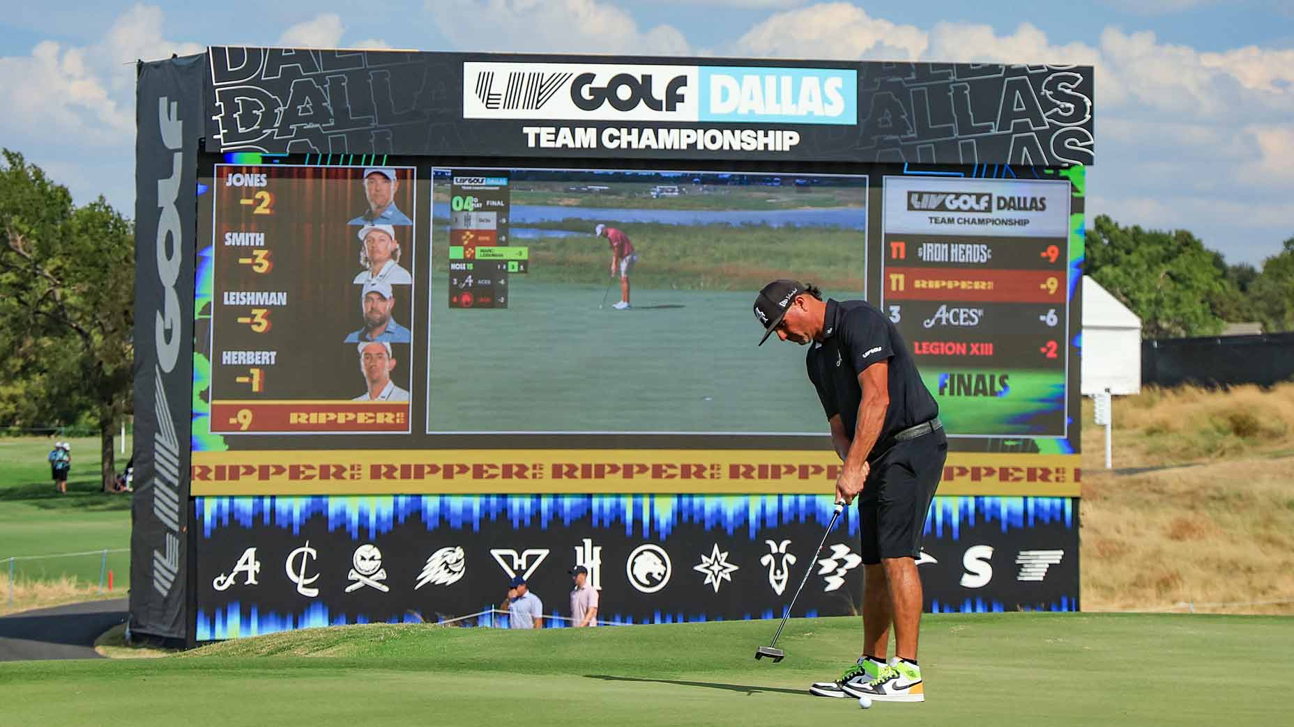 Former PGA Tour and LIV pro Pat Perez putts during the 2024 LIV Golf Team Championship.