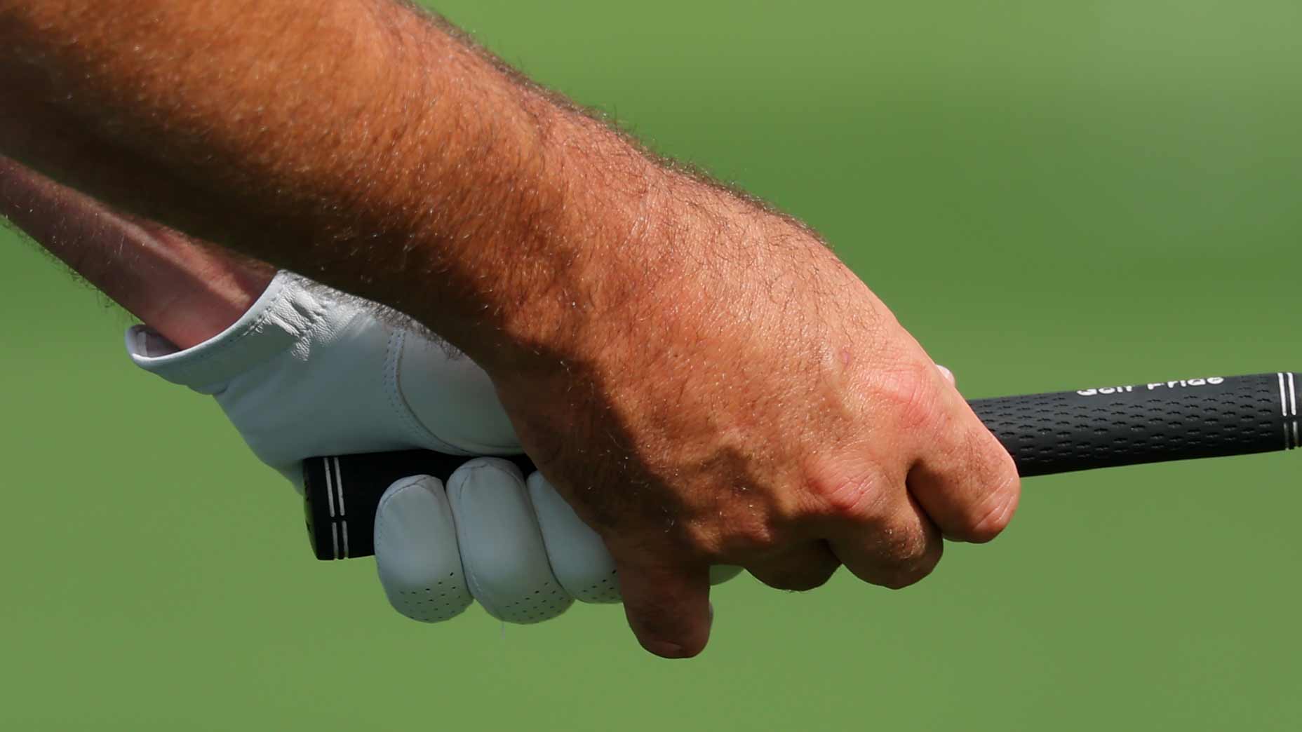 Scottie Scheffler's hand on a grip.