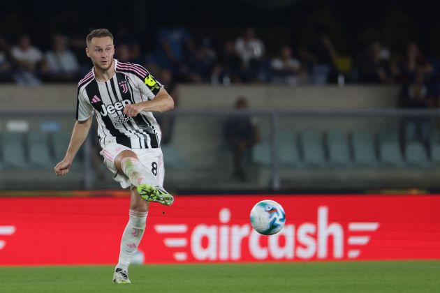Teun Koopmeiners passing the ball