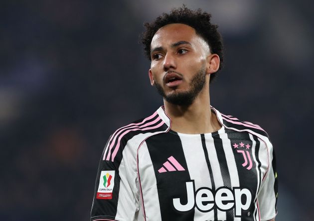 Lloyd Kelly looking on