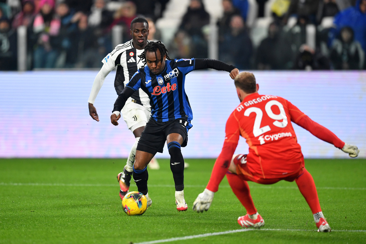 Michele Di Gregorio trying to deny Ademola Lookman