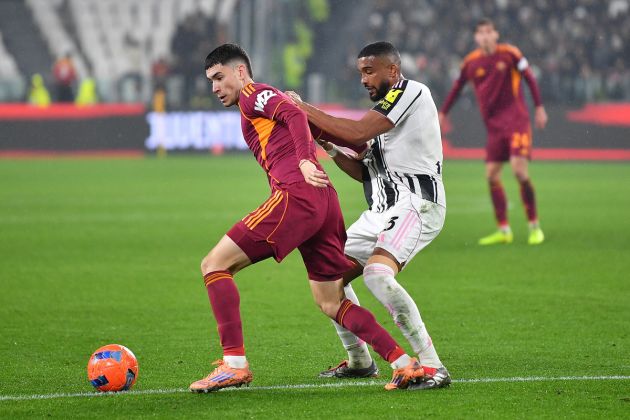 Gleison Bremer defending against Matias Soule