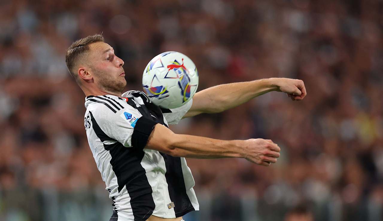 Koopmeiners controlling the ball with his chest